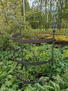 Kovová opora na růže a trvalky - oblouk, ozdobné špičky