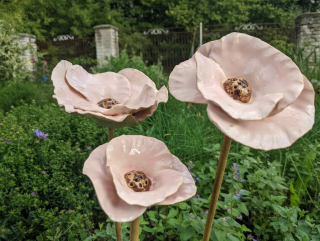 Trojice keramických máků, složený květ, růžový